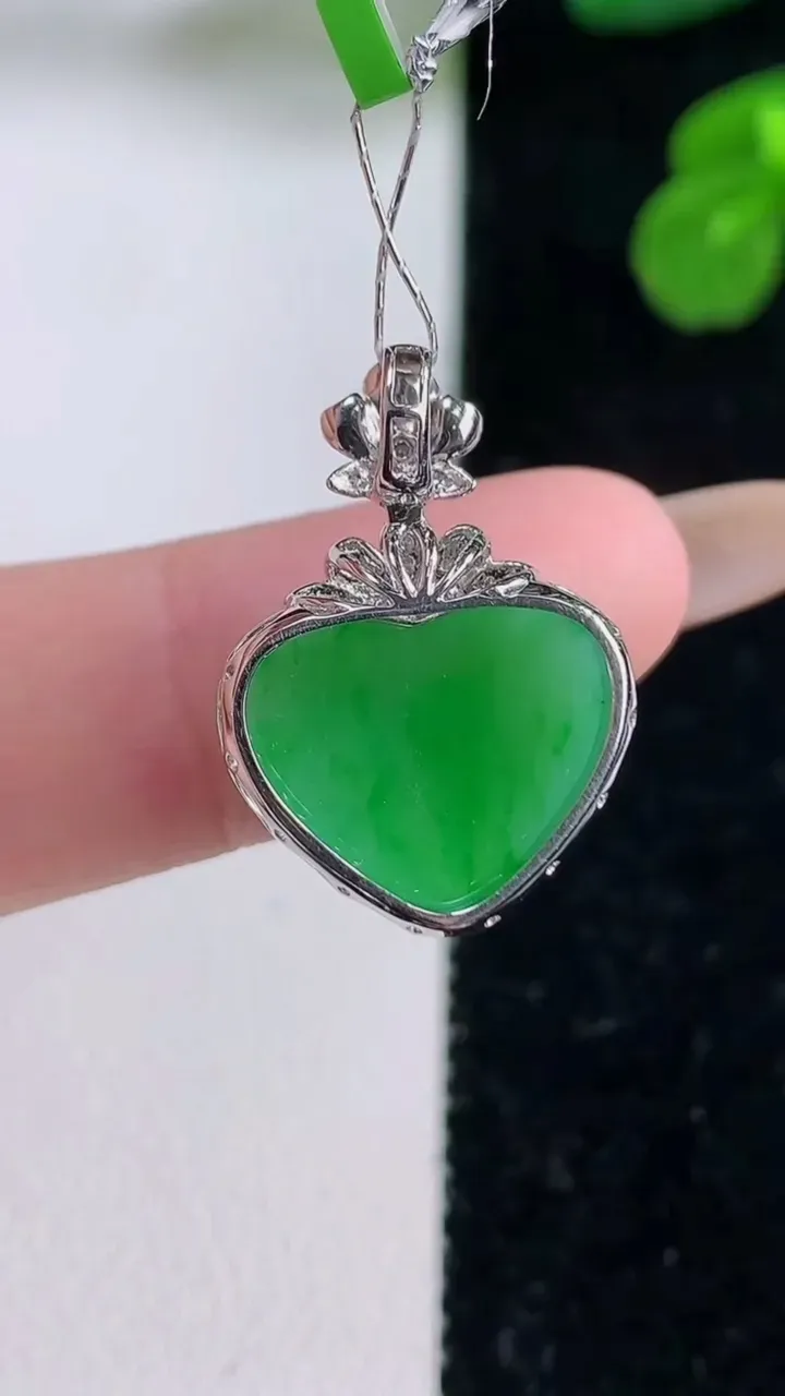 天然A货翡翠爱心吊坠，尺寸22.3-15.3-7.7，裸石12-14.3重量:2.41g
11月18日