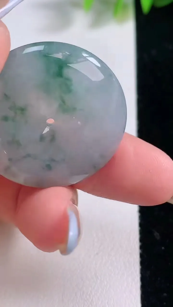 天然A货翡翠冰种飘花平安扣吊坠，尺寸30.5-6，重量:11.77g
11月18日