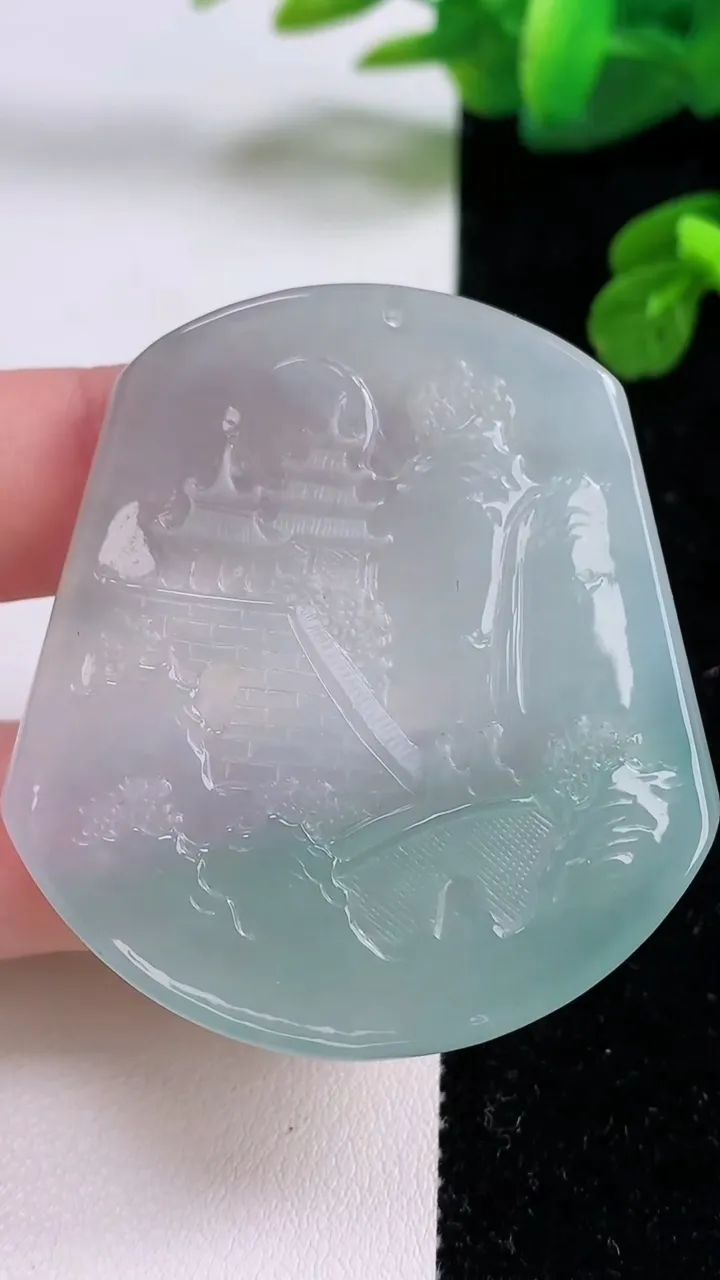 天然A货翡翠山水牌吊坠，尺寸50.6-46.3-4.2，重量:25.32g
11月18日