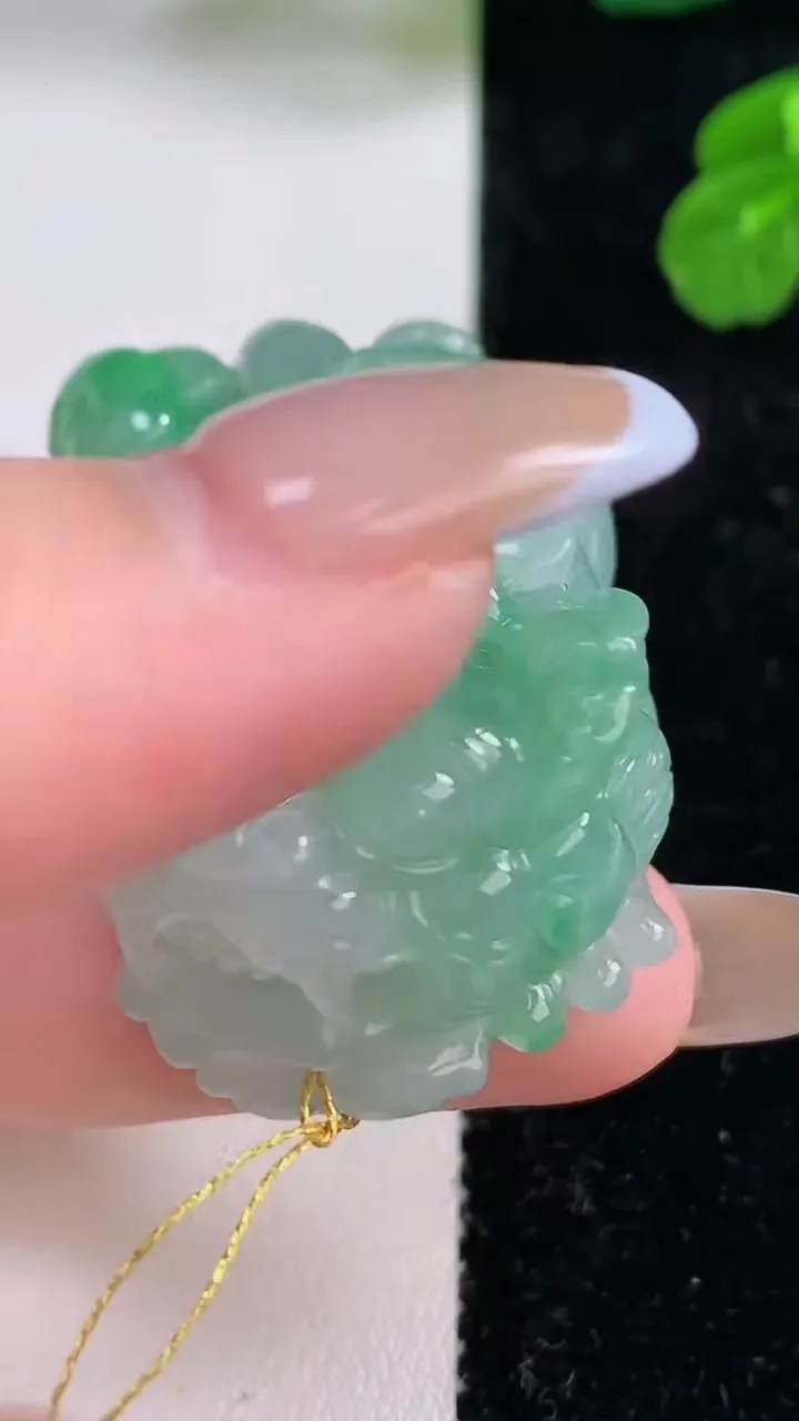 天然A货翡翠貔貅吊坠，尺寸44.7-26-19.6，重量:50.24g
11月18日