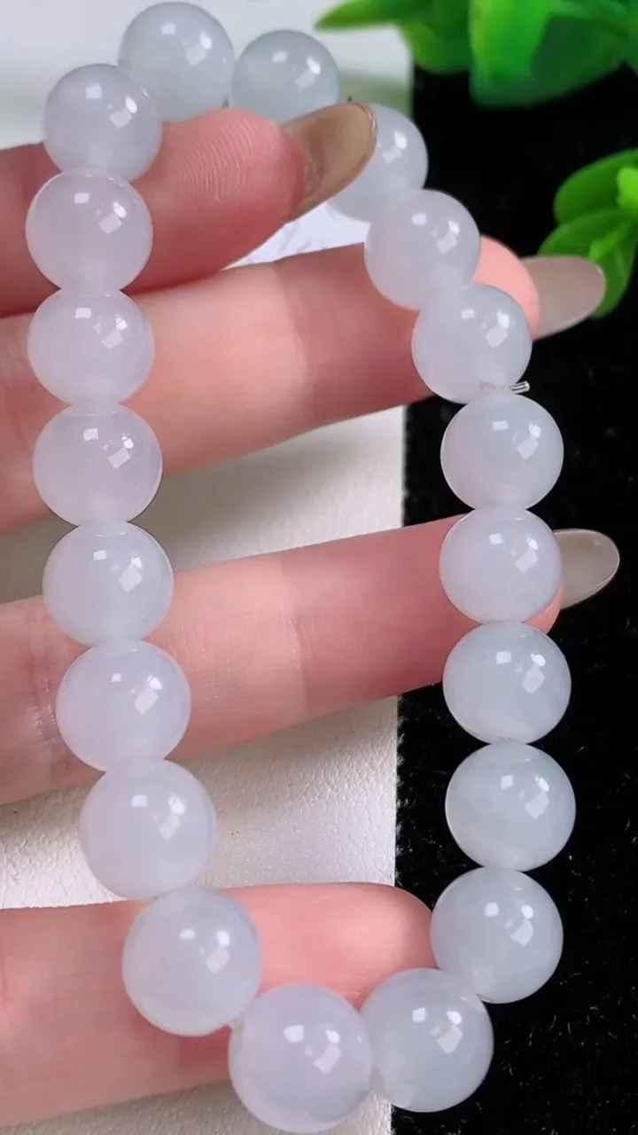 天然A货翡翠种白冰圆珠手串，尺寸9.6-20颗，重量:31.14g11月18日
工厂直销收藏佳品,种好水足，色泽均匀，有种有色，上手高大气！