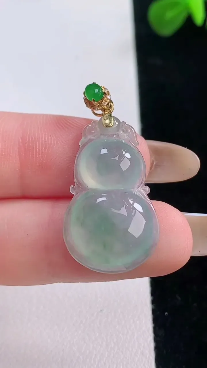 天然A货翡翠种飘花葫芦吊坠，尺寸32.5-16-5.3，重:3.64g
11月18日