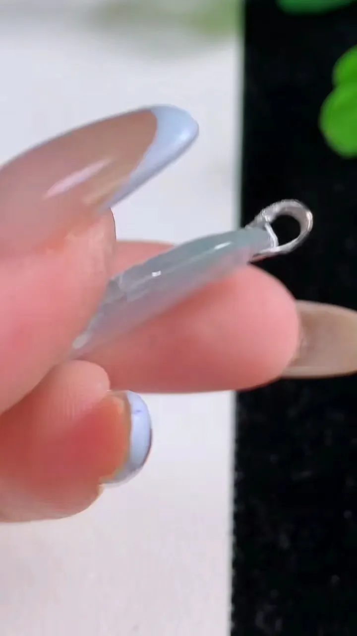 天然A货翡翠如意吊坠，尺寸28.8-18-3.8，重量:3.94g
11月18日