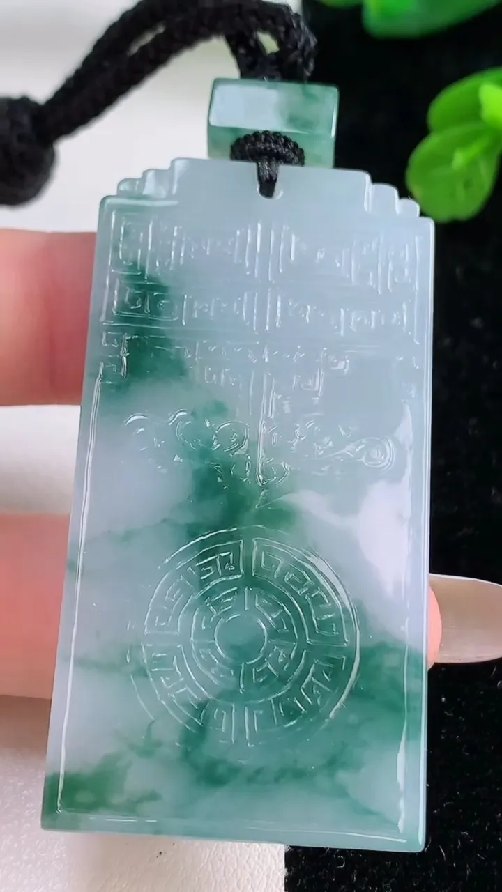 天然A货翡翠冰种飘花仿古无事牌吊坠，尺寸56-28.7-5.8，重量:36.16g
11月18日