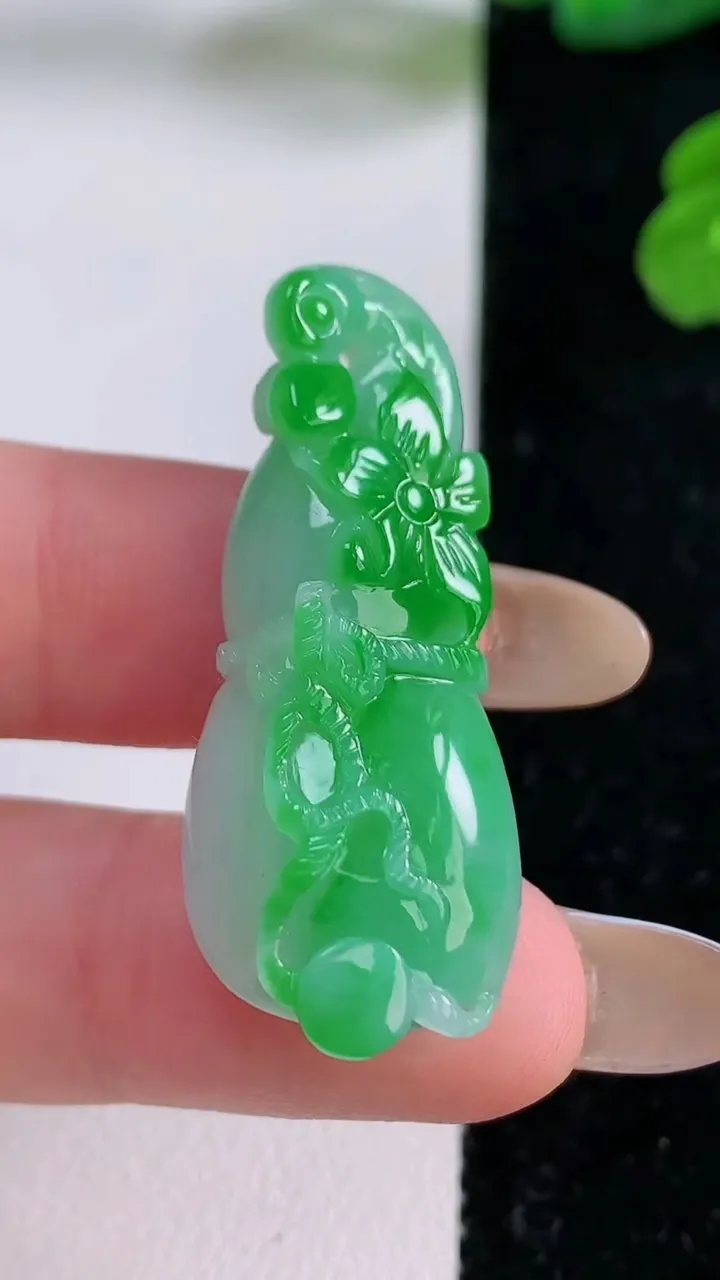 天然A货翡翠葫芦吊坠，尺寸38-14.7-10.3，重量:9.42g
11月18日