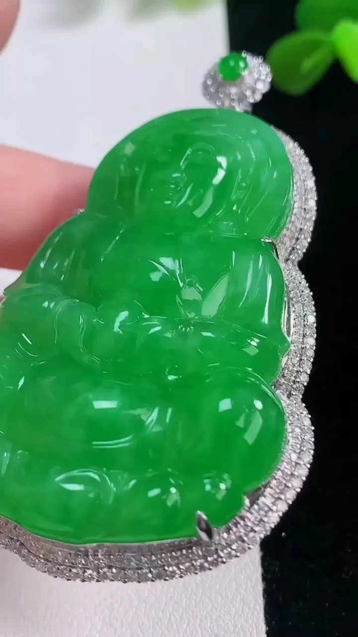 天然A货翡翠观音菩萨吊坠，尺寸71-42.4-11.7，裸石55.6-38.7重量:36.51g
11月19日