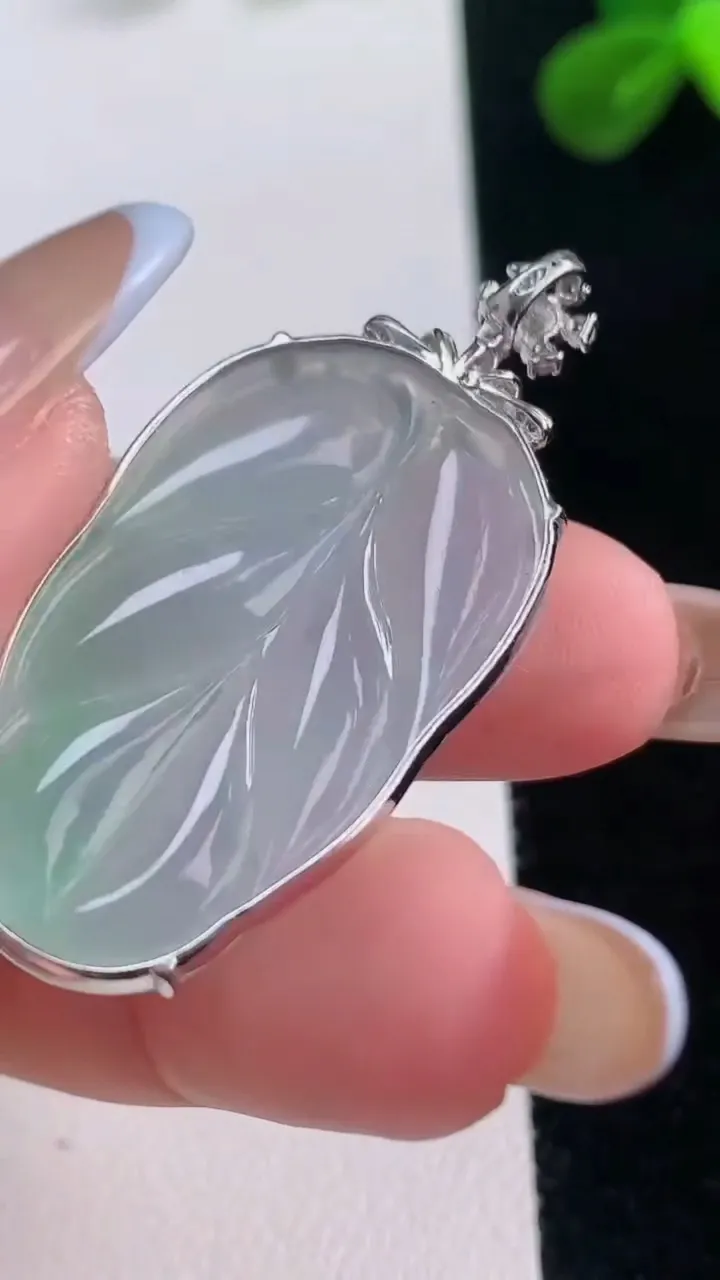 天然A货翡翠金枝玉叶 叶子吊坠，尺寸33.4-20.3-5.7，重量:6.85g
11月19日