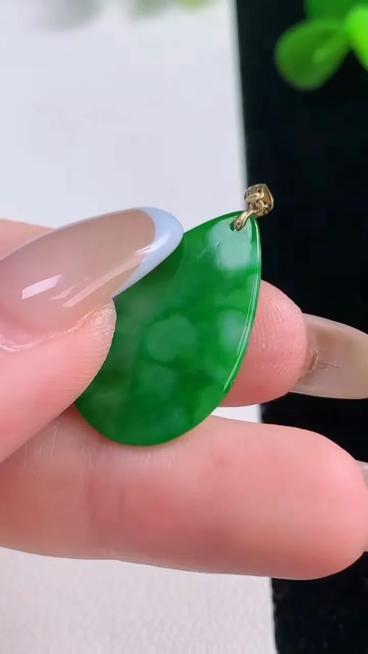 天然A货翡翠水滴吊坠，尺寸24.6-15.4-1.6，重量:1.57g
11月19日