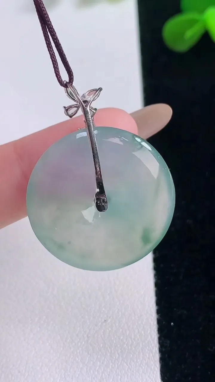 天然A货翡翠种飘花平安扣吊坠，尺寸25.3-4.7，重量:6.69g
11月19日