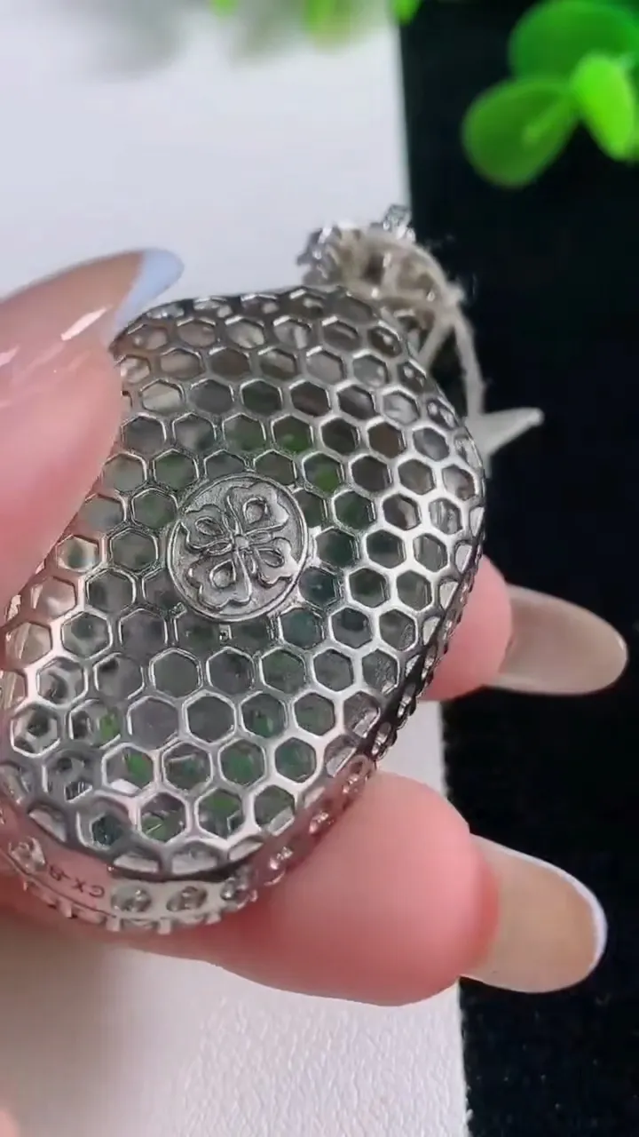 天然A货翡翠平安扣吊坠，尺寸18.8-3.3，重量:2.78g
11月19日