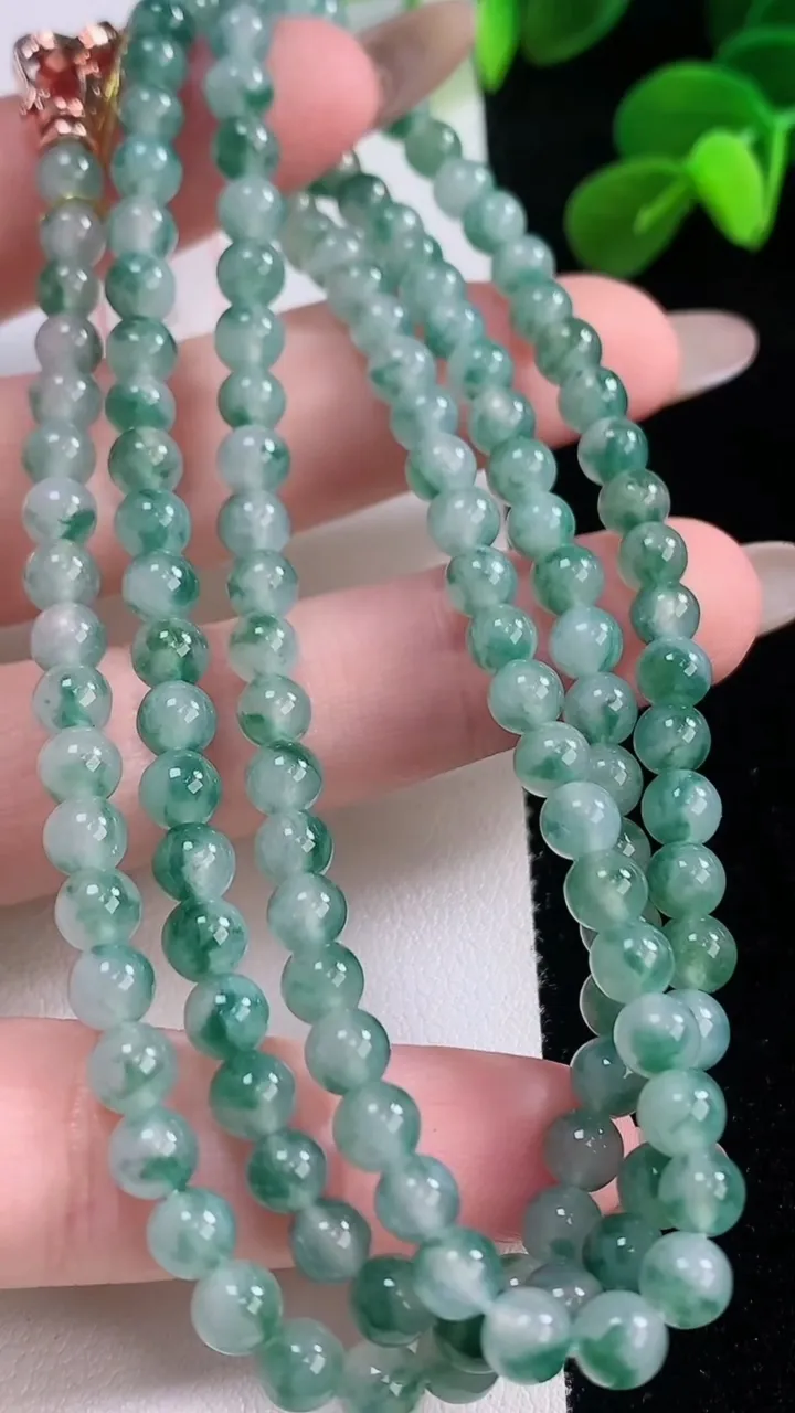 天然A货翡翠冰种飘花圆珠项链，尺寸4.8-138颗，重量:29.57g
11月19日
