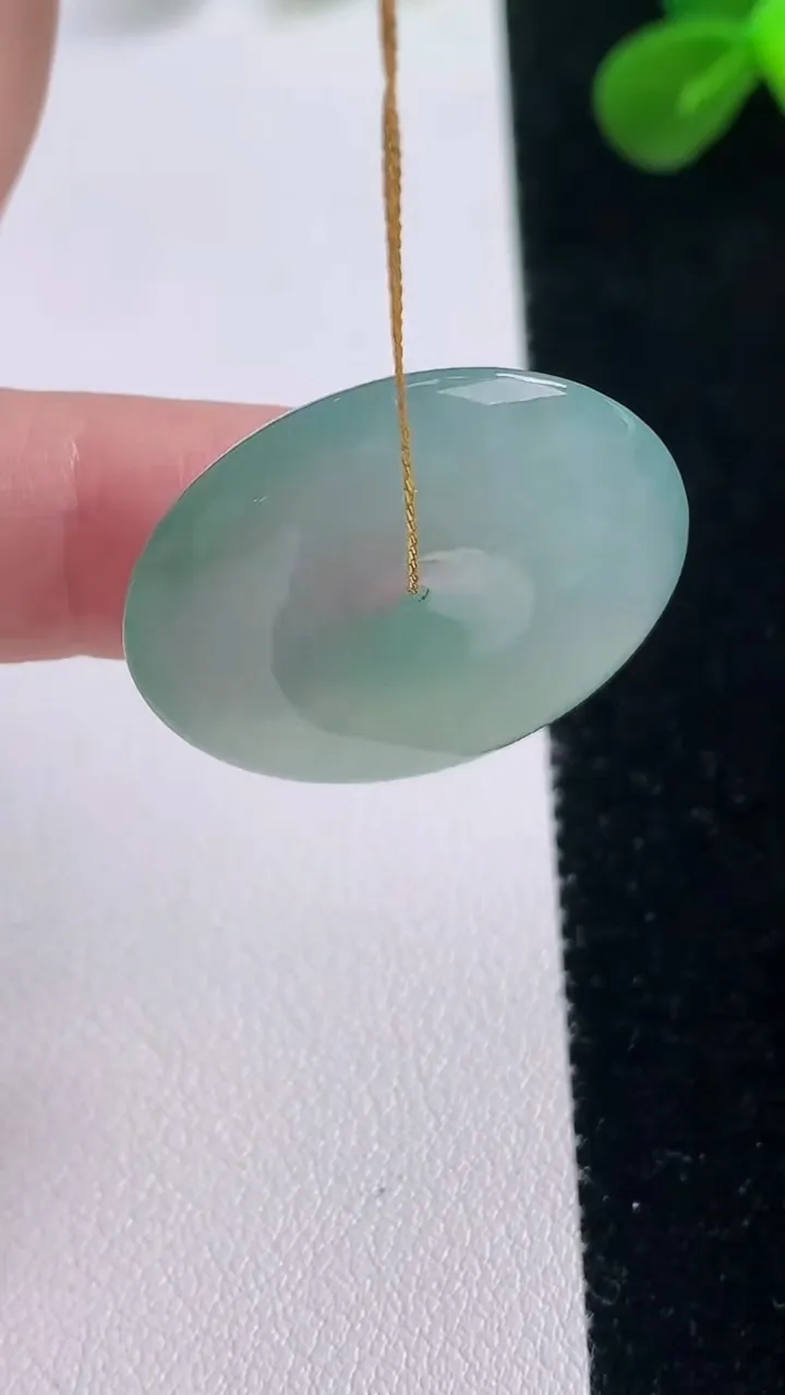 天然A货翡翠平安扣吊坠，尺寸26.3-5.4，重量:8.55g
11月19日