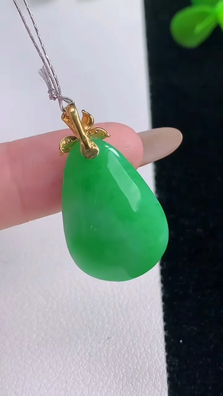 天然A货翡翠福瓜吊坠，尺寸23.7-16-7.9，重量:5.37g
11月19日