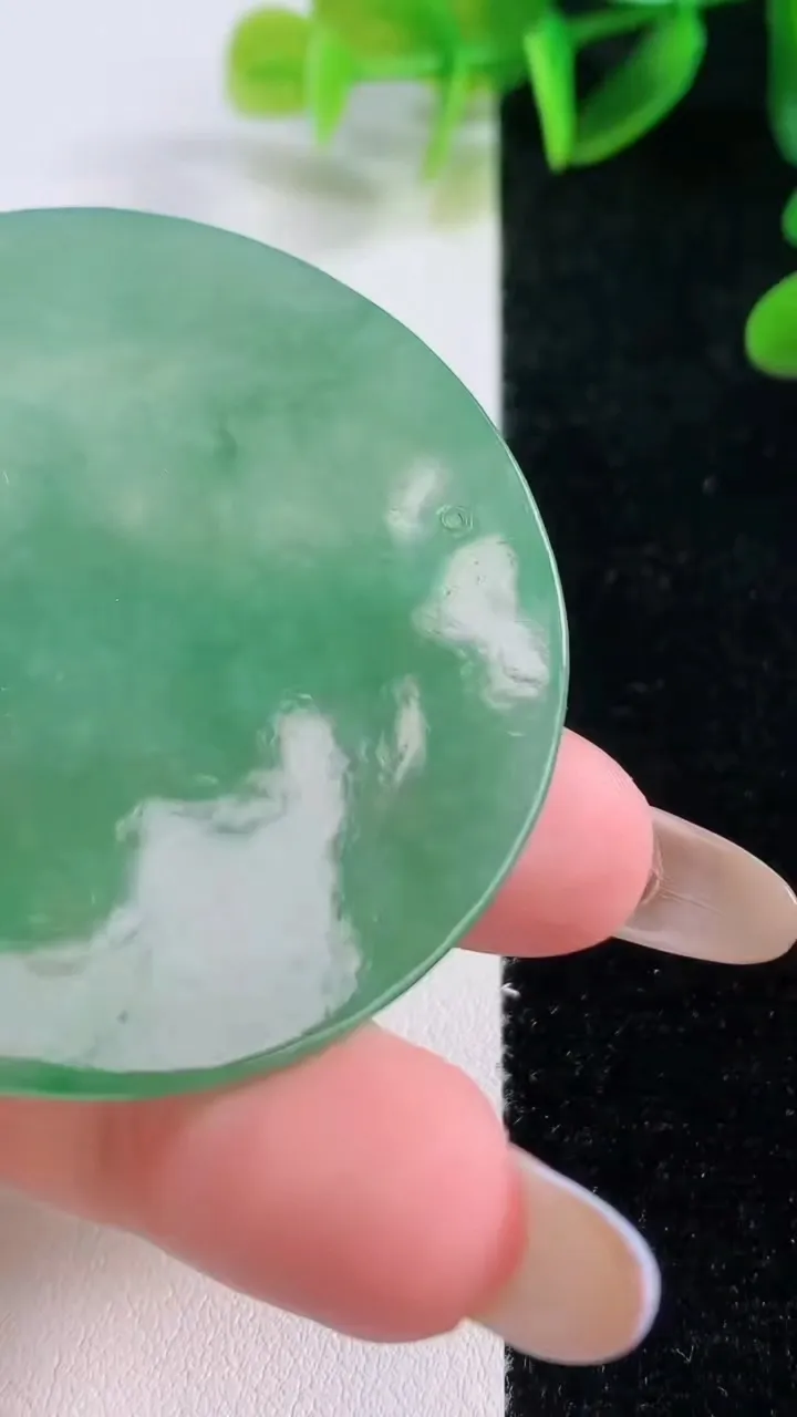 天然A货翡翠山水牌吊坠，尺寸49.4-3.5，重量:21.80g
11月19日