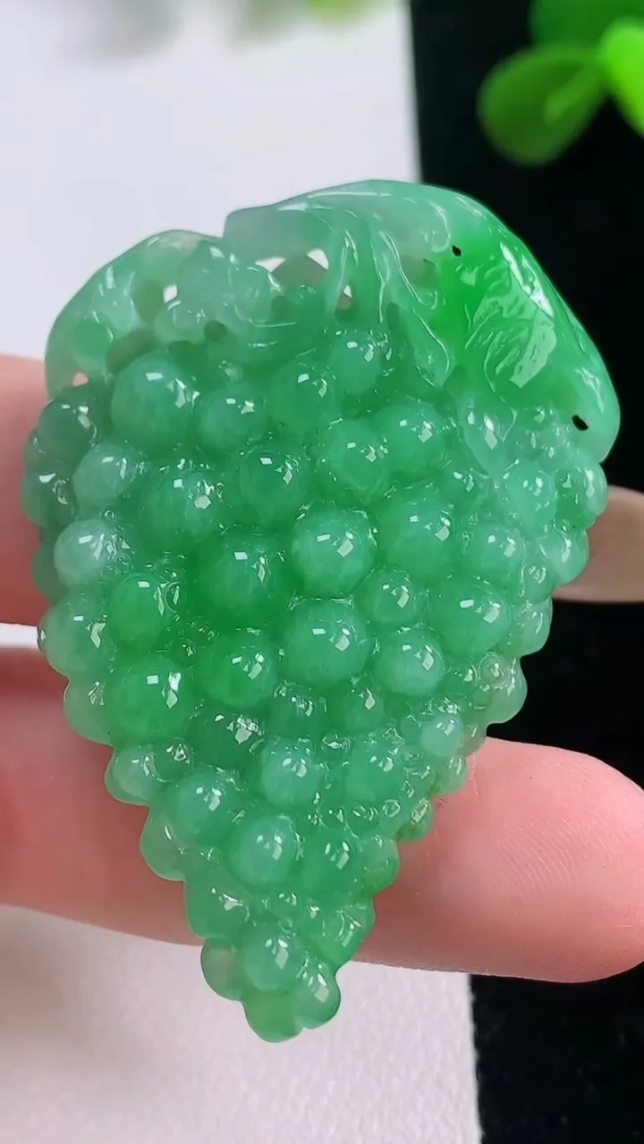 天然A货翡翠多子多福 葡萄吊坠，尺寸47.6-34-11.5，重量:21.68g
11月19日