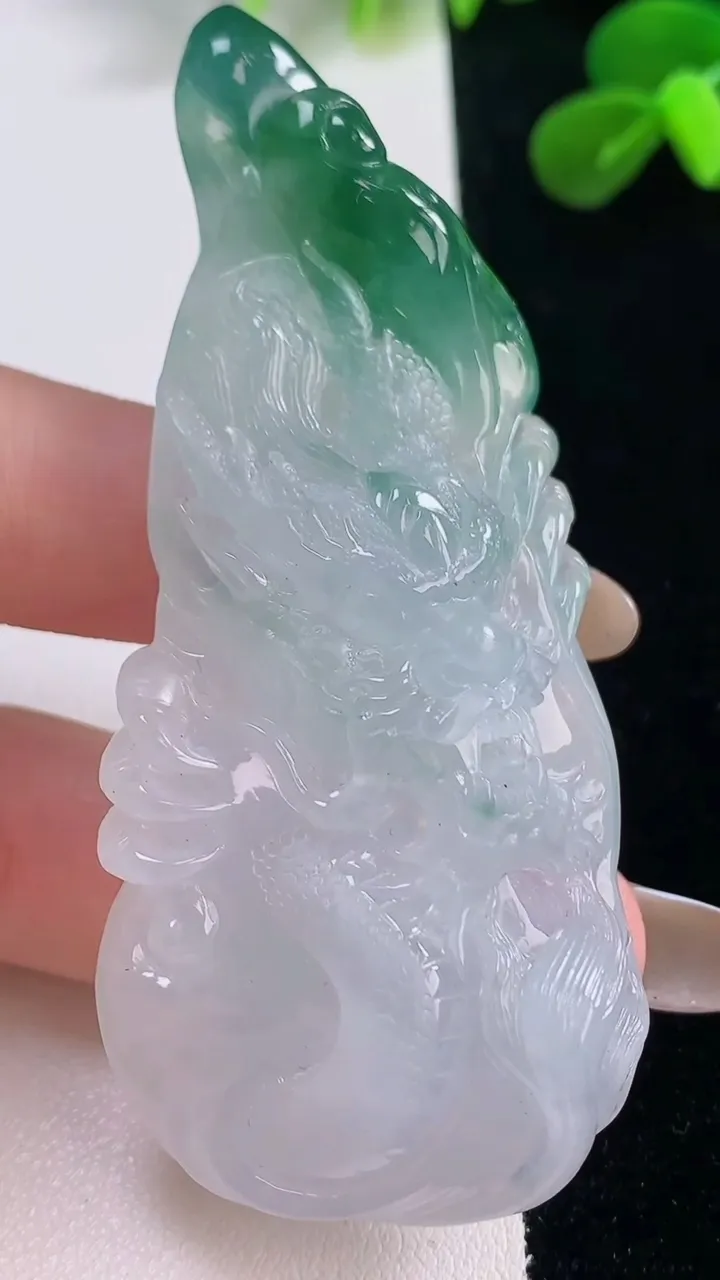 天然A货翡翠种飘花龙牌吊坠，尺寸72.5-31.2-13.4，重量:49.36g
11月19日