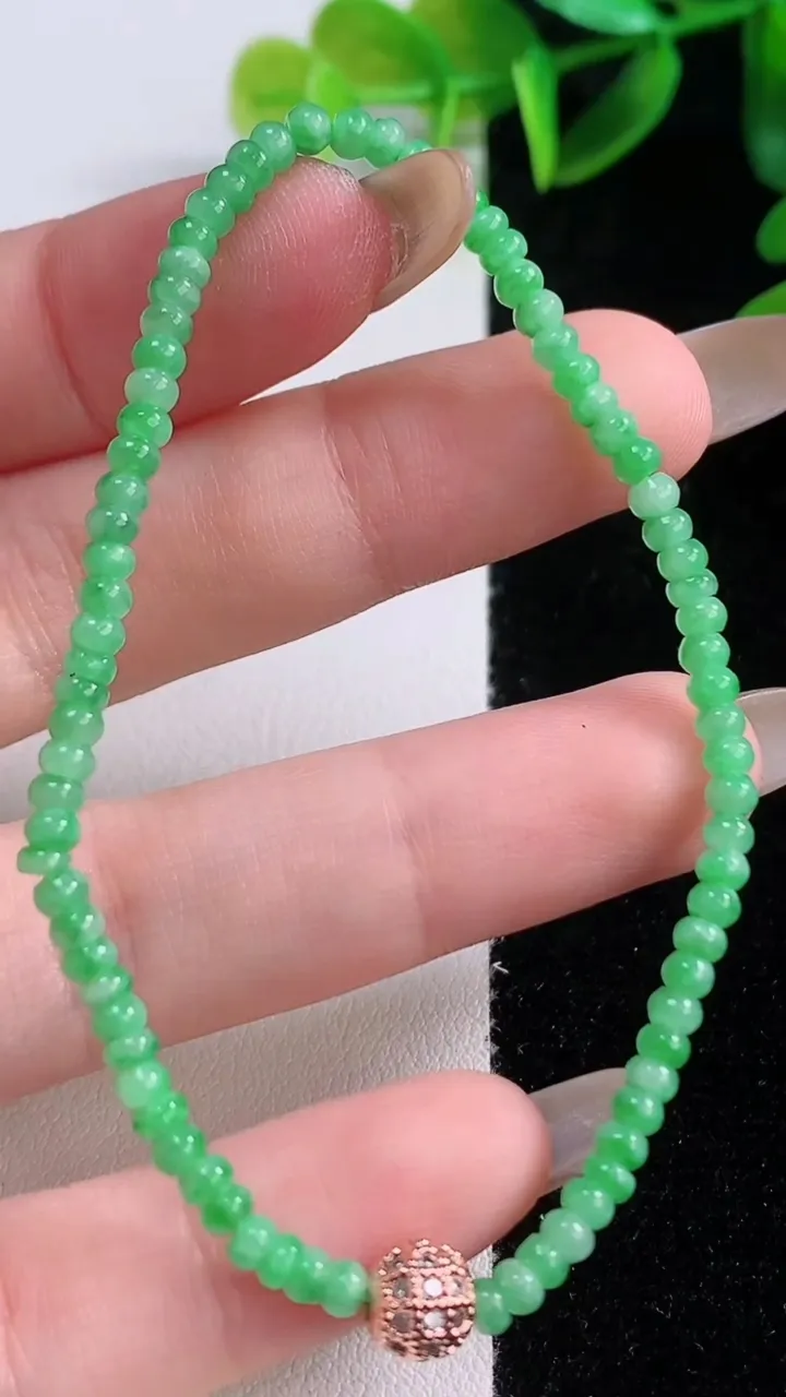 天然A货翡翠算盘珠手串，尺寸3-1.3-80颗，重量:3.83g11月19日
工厂直销收藏佳品,种好水足，色泽均匀，有种有色，上手高大气！