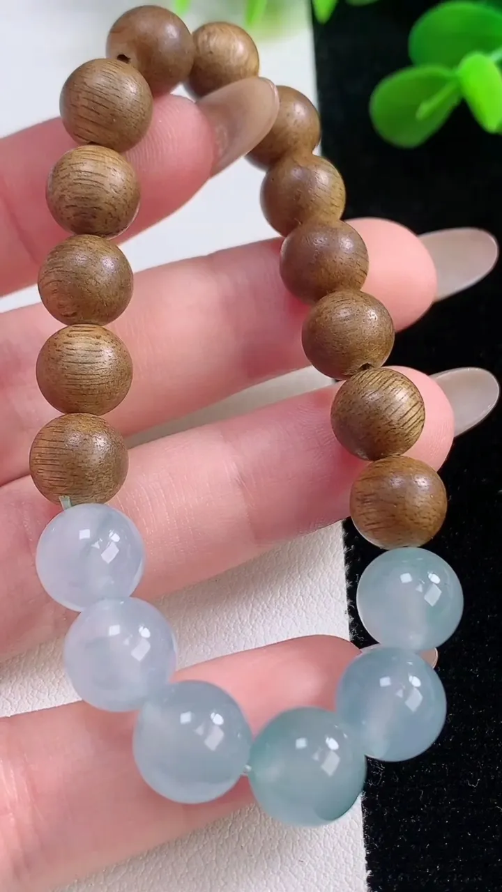 天然A货翡翠种飘花圆珠手串，尺寸9.6，重量:12.00g11月19日
工厂直销收藏佳品,种好水足，