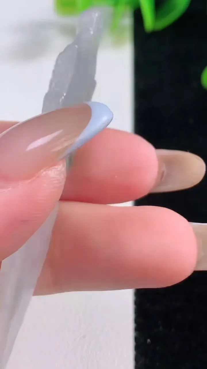 天然A货翡翠冰种飘花降魔杵吊坠，尺寸63.6-14.5-5，重量:8.02g
11月19日