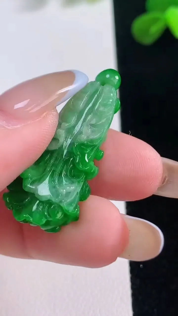 天然A货翡翠白菜吊坠，尺寸35.2-13.8-6.4，重量:4.98g
11月19日