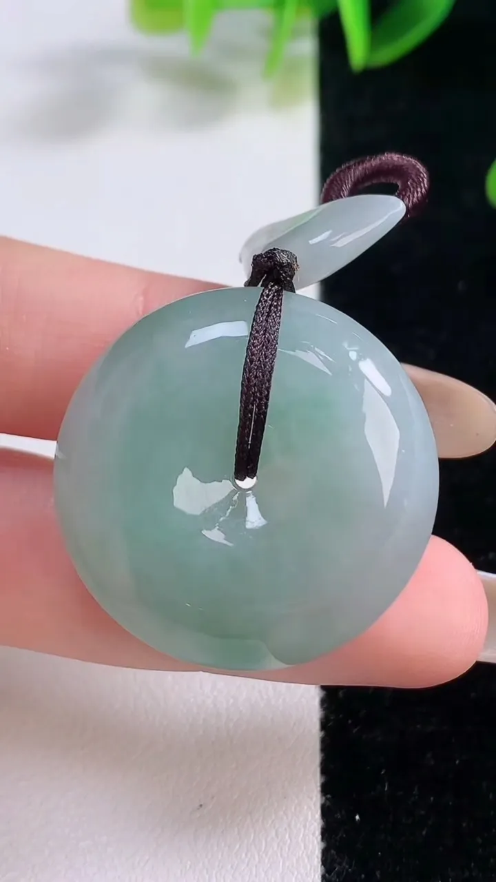 天然A货翡翠平安扣吊坠，尺寸30.2-9.5，重量:18.73g
11月19日