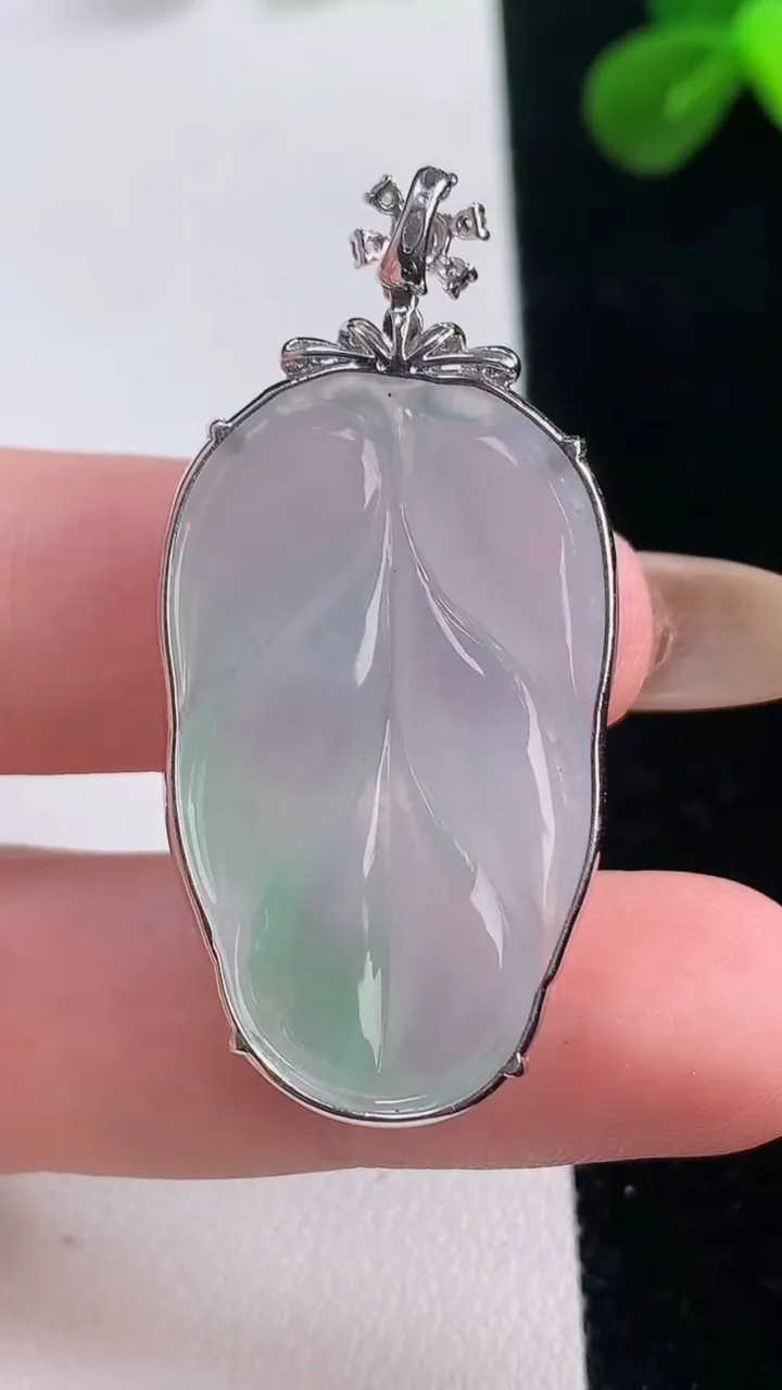 天然A货翡翠金枝玉叶 叶子吊坠，尺寸33.4-20.3-5.7，重量:6.85g
11月19日