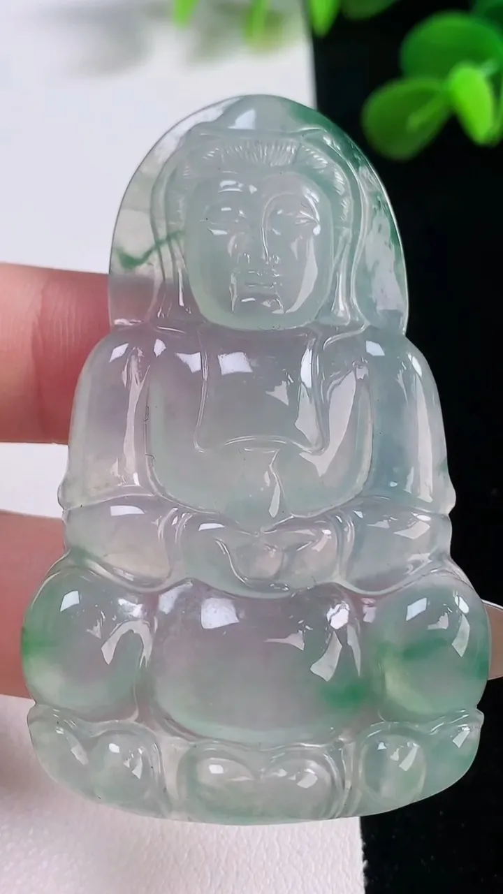 天然A货翡翠种飘花观音菩萨吊坠，尺寸60.2-37.2-5.5，重量:21.55g
11月19日