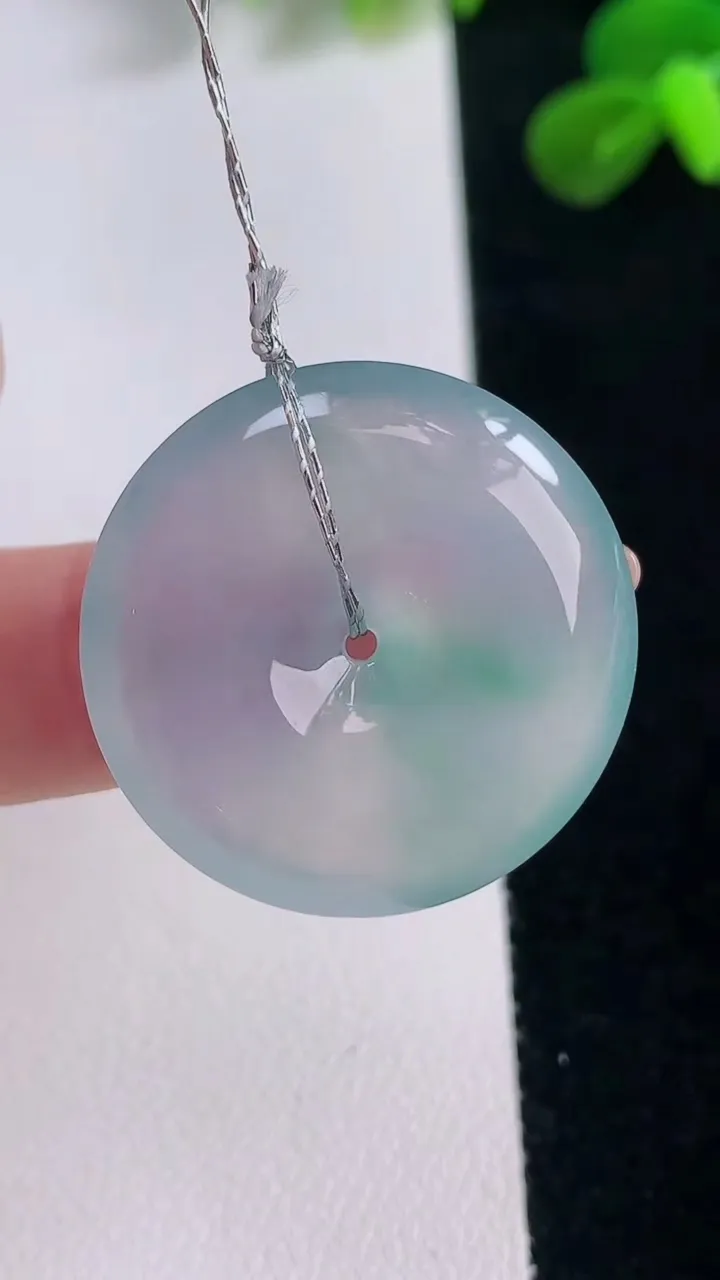 天然A货翡翠平安扣吊坠，尺寸27.4-5.8，重量:8.63g
11月19日