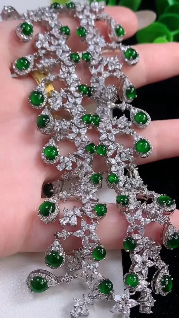 天然A货翡翠蛋面项链，尺寸4.5，重量:39.11g11月19日
工厂直销收藏佳品,种好水足，色泽均