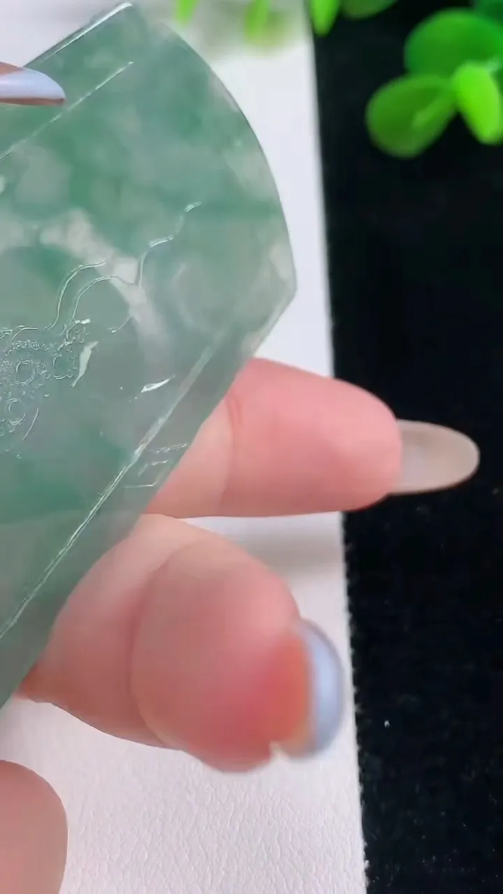 天然A货翡翠龙牌吊坠，尺寸61.6-38.7-5.3，重量:26.07g
11月19日