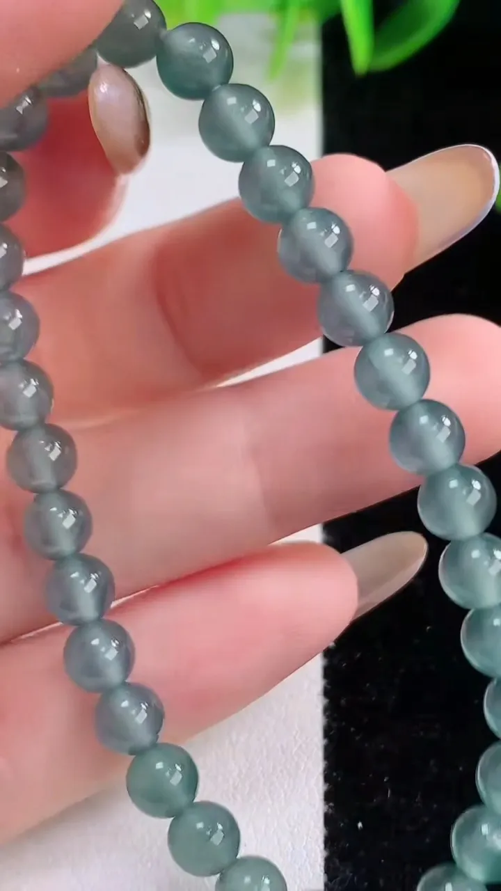 天然A货翡翠圆珠手串，尺寸5.8-31颗，重量:10.50g11月19日
工厂直销收藏佳品,种好水足，色泽均匀，有种有色，上手高大气！