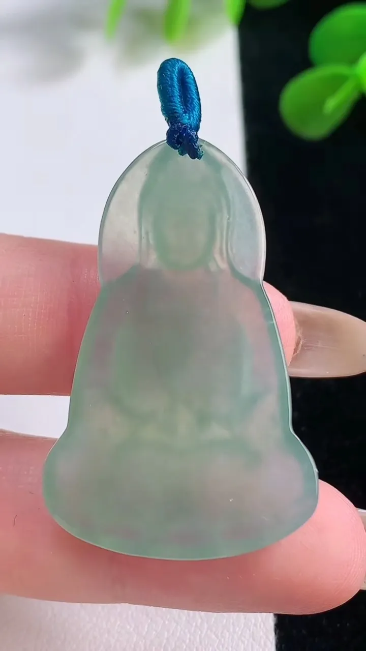 天然A货翡翠观音菩萨吊坠，尺寸39-25.4-4.2，重量:7.16g
11月19日