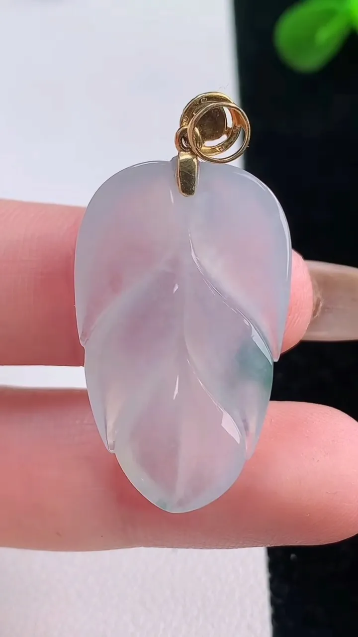 天然A货翡翠种飘花金枝玉叶 叶子吊坠，尺寸31-18.5-4.9，重量:5.92g
11月19日