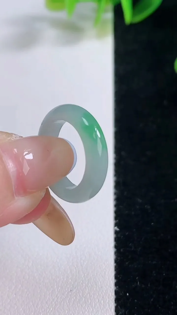 天然A货翡翠指环戒指，尺寸14.5-4.2-2.7，重量:2.29g2025年11月19日
工厂直销收藏佳品,种好水足，色泽均匀，有种有色，上手高大气！