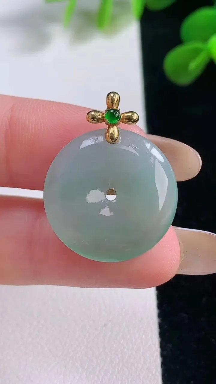 天然A货翡翠平安扣吊坠，尺寸21-3.9，重量:3.85g
11月19日