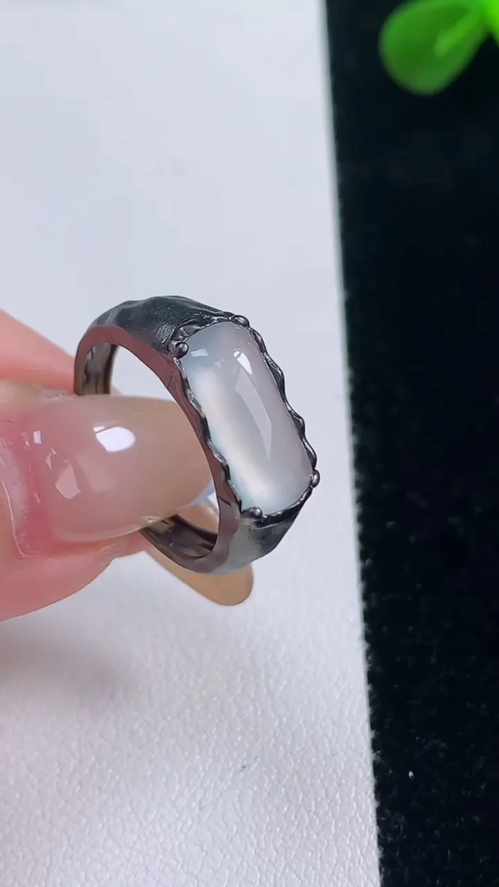 天然A货翡翠种白冰马鞍戒指，尺寸17.7-13-7.6-3.7，重量:3.52g2025年11月19日
工厂直销收藏佳品,种好水足，色泽均匀，有种有色，上手高大气！