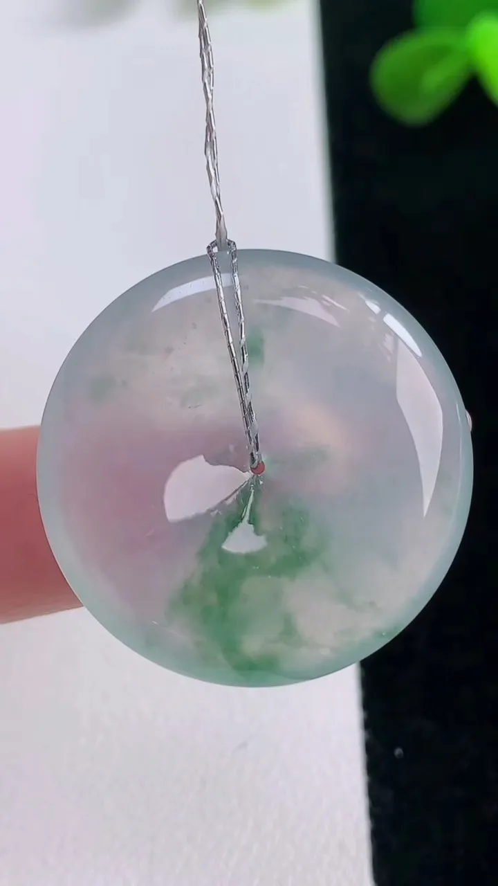 天然A货翡翠种飘花平安扣吊坠，尺寸28.3-5.7，重量:9.38g
11月19日