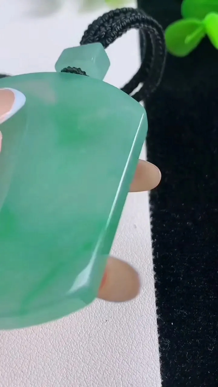 天然A货翡翠无事牌吊坠，尺寸53-39.3-5.8，重量:41.06g
11月19日