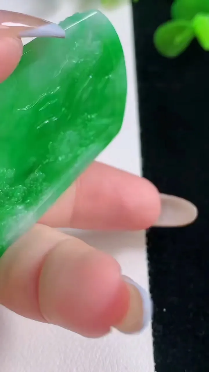 天然A货翡翠山水牌吊坠，尺寸61.5-39.3-5.3，重量:28.24g
11月19日