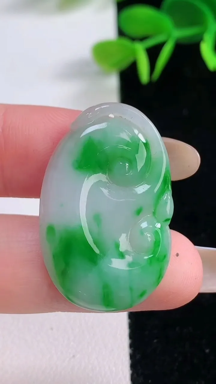 天然A货翡翠如意吊坠，尺寸32.2-20.7-3.2，重:4.23g
11月19日