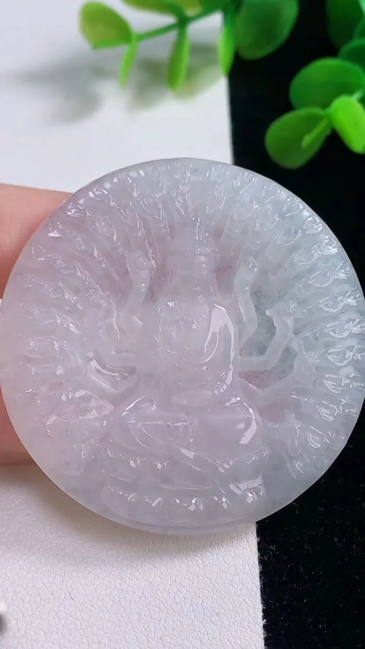 天然A货翡翠千手观音吊坠，尺寸51.8-5，重量:29.26g
11月19日