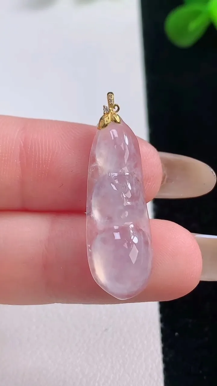 天然A货翡翠种白冰福豆吊坠，尺寸27.7-10-5.2，重量:2.41g
11月19日