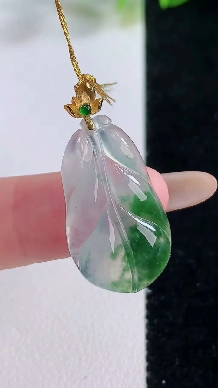 天然A货翡翠种飘花金枝玉叶 叶子吊坠，尺寸24.7-14.6-3，重量:2.09g
11月19日