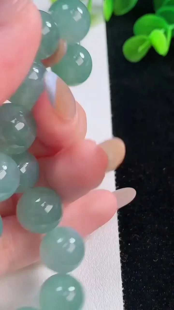 天然A货翡翠圆珠手串，尺寸12.4-16颗，重量:53.89g11月19日
工厂直销收藏佳品,种好水足，色泽均匀，有种有色，上手高大气！