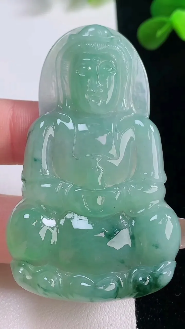 天然A货翡翠观音菩萨吊坠，尺寸62.8-38.2-6，重量:24.62g
11月19日