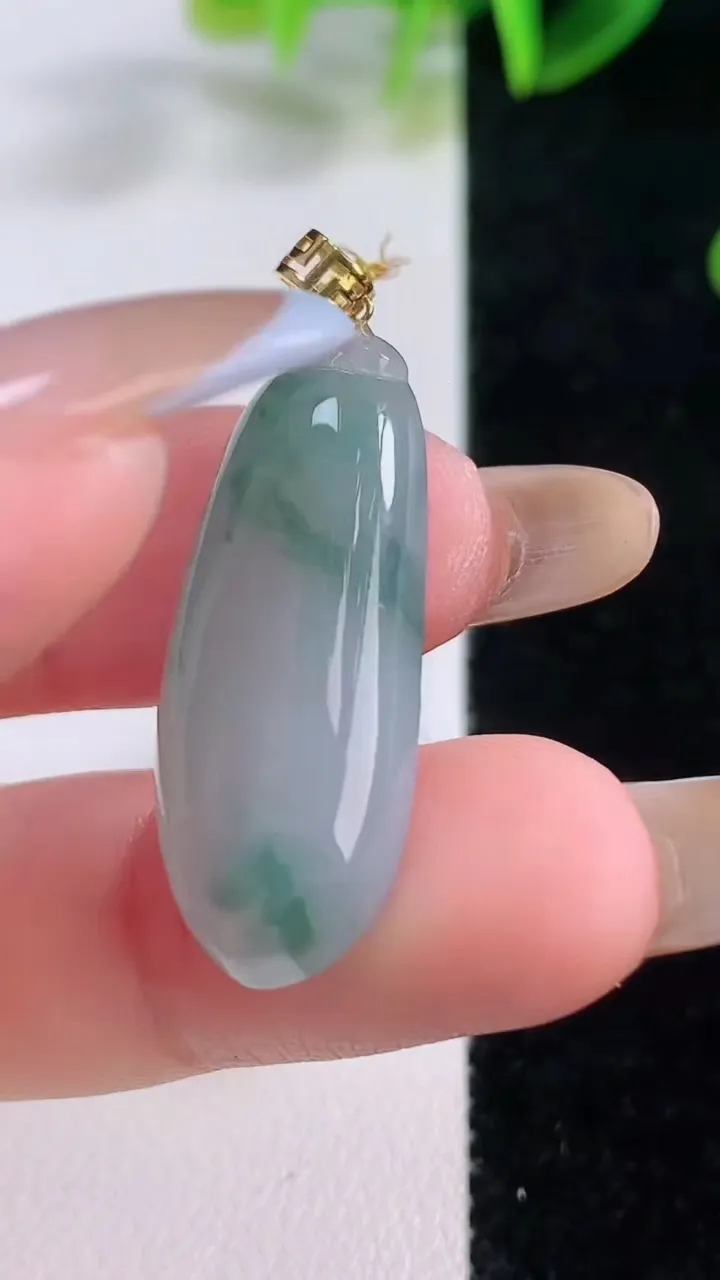 天然A货翡翠种飘花福瓜吊坠，尺寸30.2-12.3-5.5，重量:4.74g
11月19日