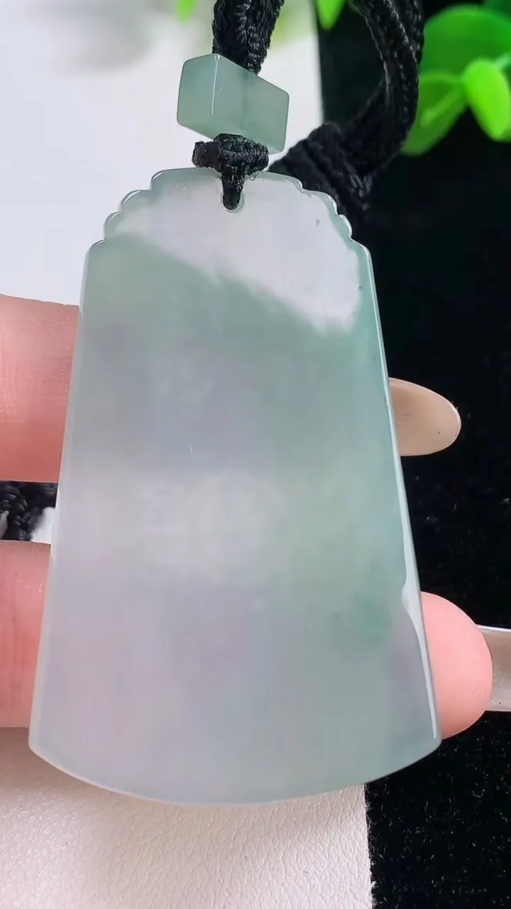 天然A货翡翠种飘花仿古无事牌吊坠，尺寸53.6-34-4.3，重量:25.14g
11月19日