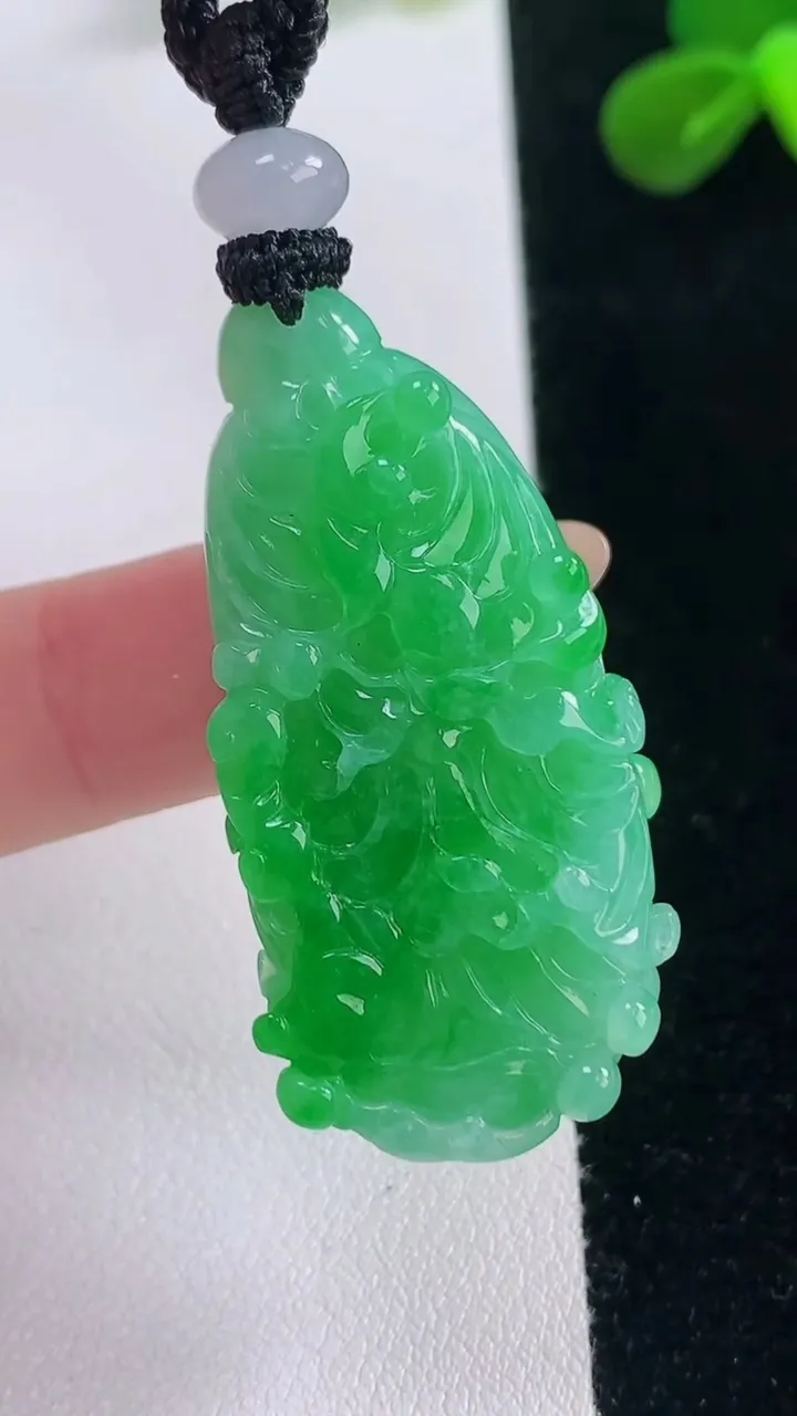 天然A货翡翠白菜吊坠，尺寸39.8-19.8-10.4，重量:19.10g
11月19日