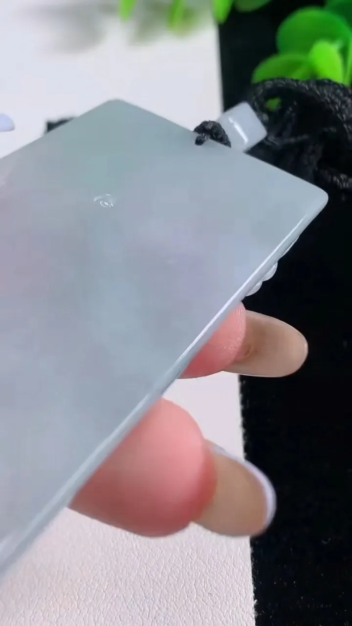 天然A货翡翠大势至菩萨吊坠，尺寸66.6-43-5.9，重量:45.13g
11月19日