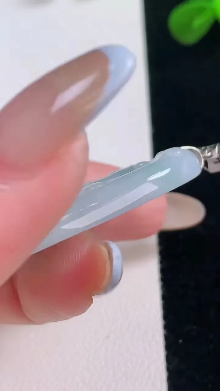 天然A货翡翠鸟语花香吊坠，尺寸43.8-26.7-5.5，重量:13.38g
11月19日